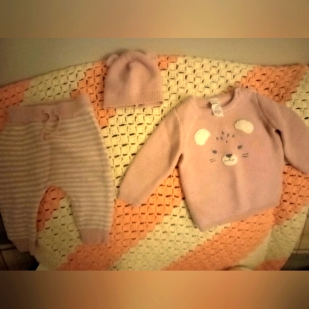 Carter's baby clothing size 6m
